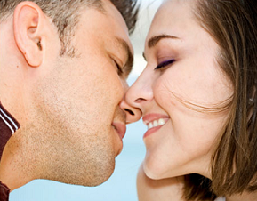 Manfaat Dan Bahaya Dari Berciuman Bibir